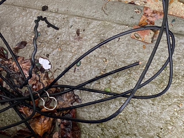 untidy-external-cable
